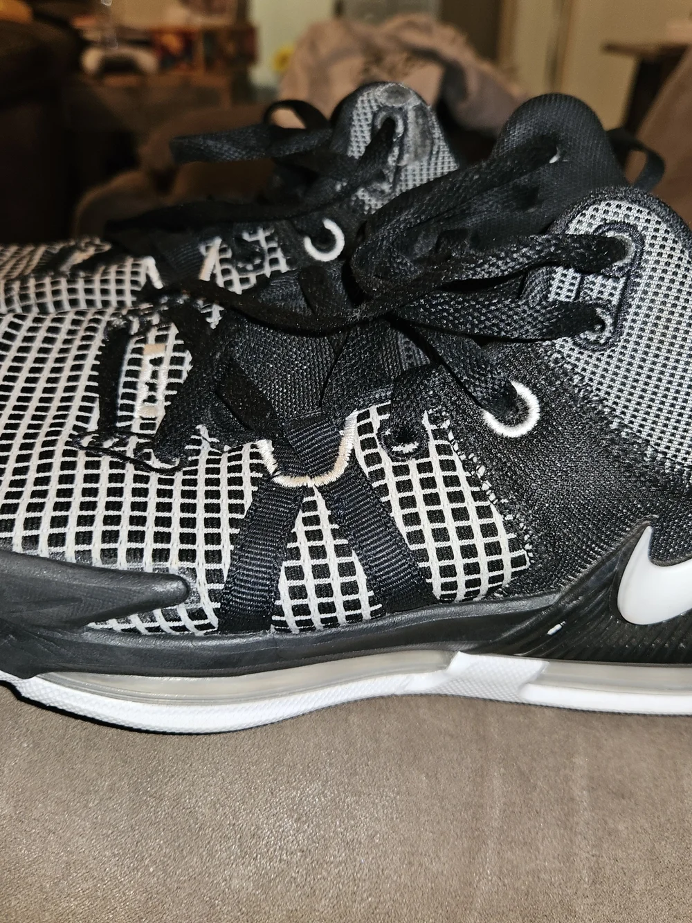 Nike Men’s Lebron Witness 6 Basketball Shoes